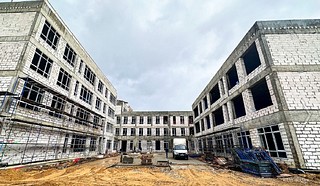 Глава Одинцовского городского округа Андрей Иванов проверил ход строительства новой школы на 550 учеников в селе Немчиновка. В инспекции также принял участие председатель КСП Одинцовского округа Никита Ермолаев