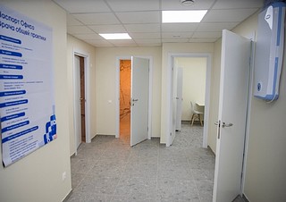 Глава Одинцовского округа Андрей Иванов и главный врач Одинцовской областной больницы Александр Грицанчук осмотрели кабинет врача общей практики на территории жилого комплекса «Равновесие» в селе Перхушково