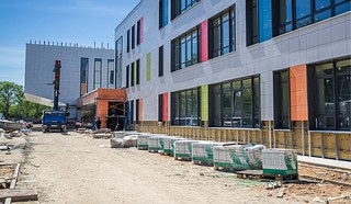 Строительная готовность школы на 550 мест в поселке Горки-2 в Одинцовском округе составляет 86%. В проверке принял участие председатель Контрольно-счетной палаты Одинцовского округа Никита Ермолаев