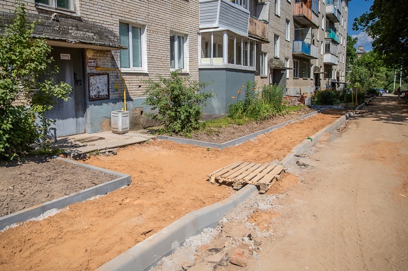 Продолжается благоустройство дворовых территорий в Новом городке и поселке Санатория имени Герцена, Июль