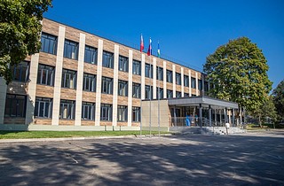 Итоговую проверку Большевяземского отделения Голицынской школы № 2 после масштабного капитального ремонта провел глава Одинцовского округа Андрей Иванов. В инспекции приняли участие председатель КСП Одинцовского округа Никита Ермолаев, председатель Совета депутатов Одинцовского округа Татьяна Одинцова, окружные депутаты Вячеслав Киреев и Владимир Семин, предприниматель Павел Миллер, а также директор Лесногородской СОШ Иван Шушин