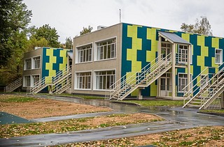 В пятницу, 27 сентября, в Одинцово по адресу улица Северная, 22 открылся после капитального ремонта по президентской программе детский сад № 65. Глава Одинцовского округа Андрей Иванов вместе председателем КСП Никитой Ермолаевым, начальником Управления образования Ольгой Ткачевой, депутатом окружного Совета депутатов Ниной Гинтовой, воспитанниками садика, их родителями и педагогами оценил обновленные групповые комнаты и спальни, пищеблок, учебные кабинеты, актовый и многофункциональный спортивный залы