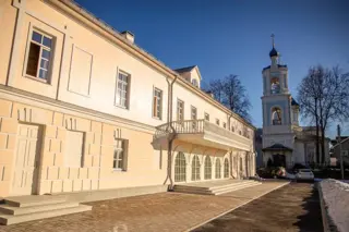 Глава Одинцовского округа Андрей Иванов провел инспекцию отреставрированной усадьбы им. Герцена в с. Перхушково. В мероприятии также принял участие председатель Контрольно-счетной палаты округа Никита Ермолаев
